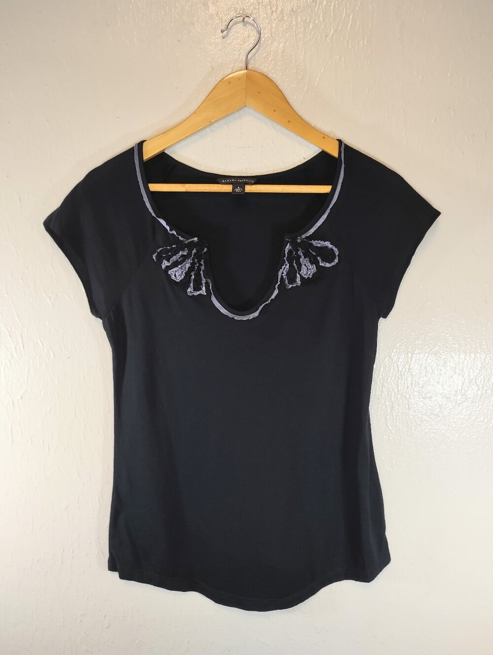 Banana Republic Dark Blue Short Sleeve Scoop Neck Top with Purlish Trim Women'sM - Picture 2 of 10
